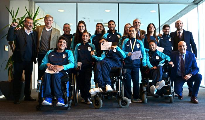 Foto grupal de los deportistas uruguayos con las autoridades del Ejecutivo