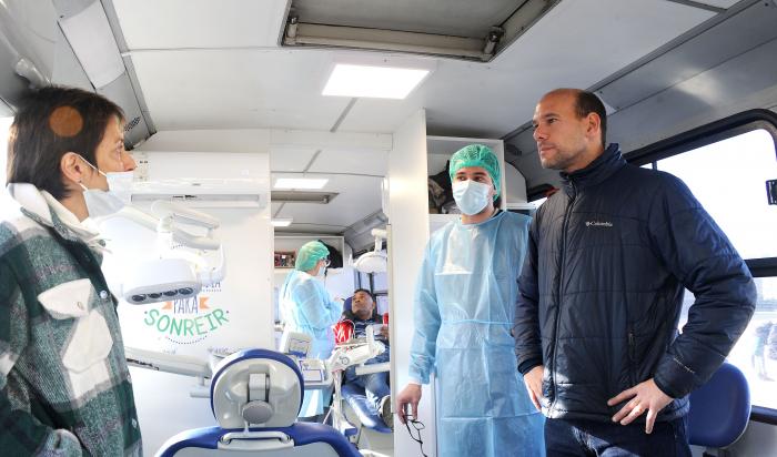 Ministro de Desarrollo Social, Martín Lema, visita el móvil que realizará los servicios de atención en salud 
