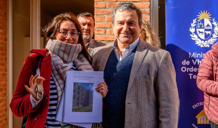 Ministro Lozano entrega viviendas en Belvedere