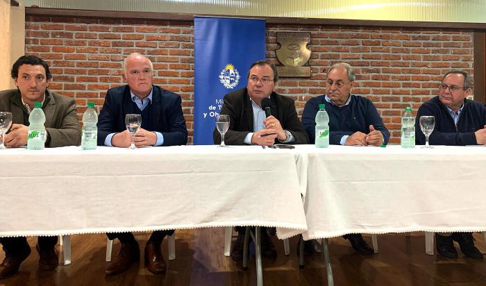 Ministro de Transporte y Obras Públicas, José L. Falero junto al subsecretario Juan José Olaizola y representantes de las instituciones durante el acto