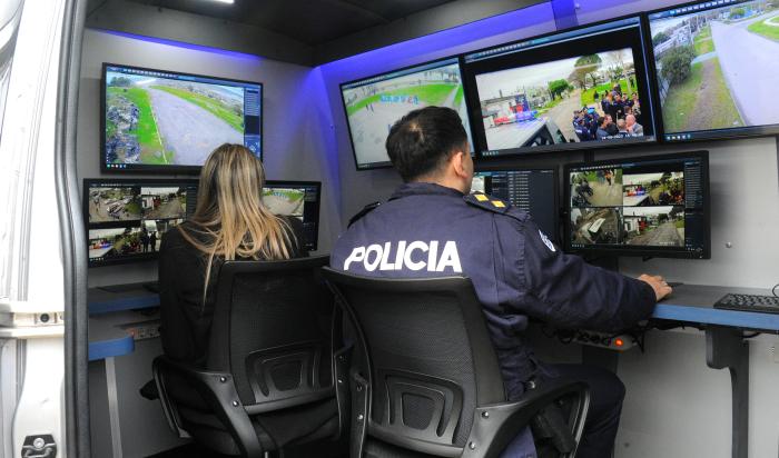 Efectivos policiales en comando móvil