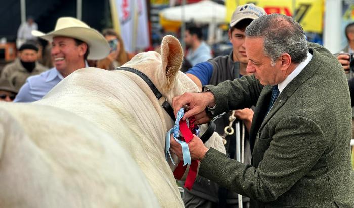 Álvaro Delgado premiando en la Expo Prado 2023
