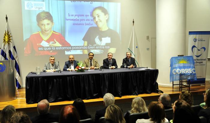 Imagen del salón con la mesa de autoridades, durante el acto