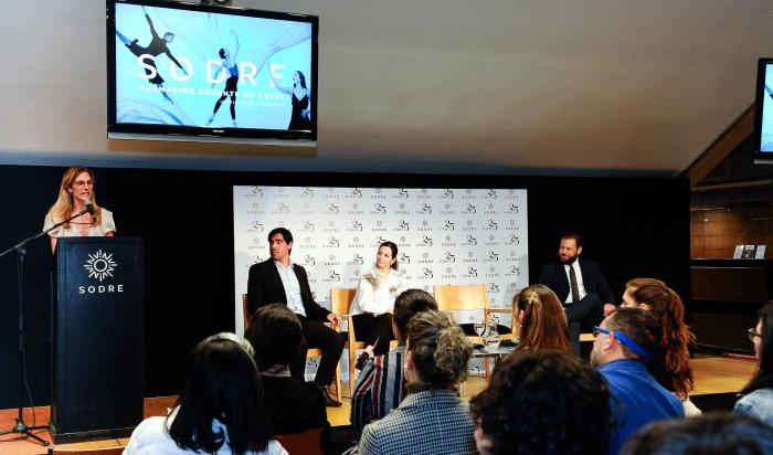  Presidenta del Sodre, Adela Dubra, se dirige al público durante el acto