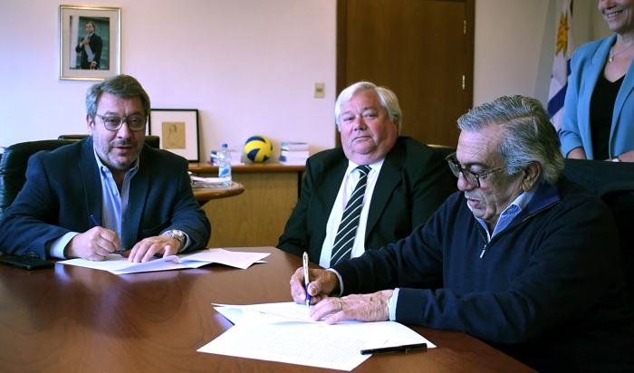 Presidente del Banco de Previsión Social, Alfredo Cabrera, junto a autoridades departamentales durante la firma del acuerdo