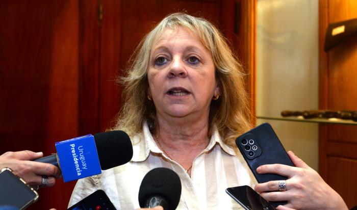Silvia Emaldi hablando con la prensa
