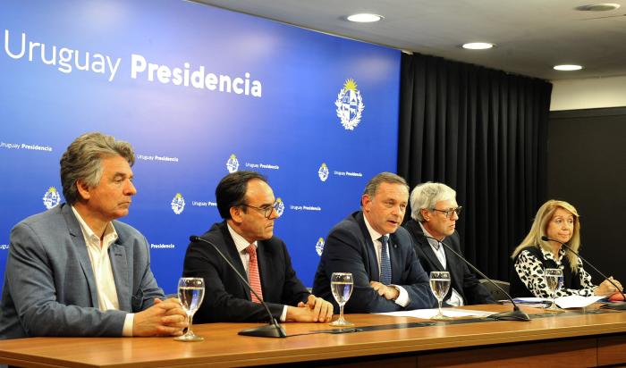 Álvaro Delgado en conferencia de prensa sobre saneamiento