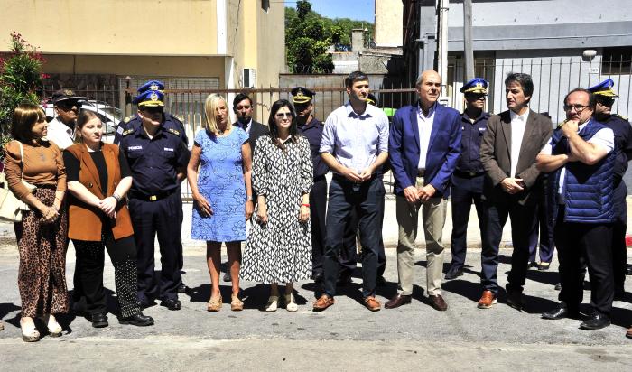Autoridades durante la presentación de las cámaras de videovigilancia