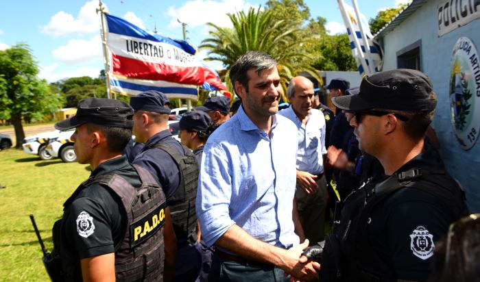 Martinelli saluda a un efectivo policial