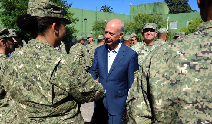 Ministro Javier García saludando a las tropas