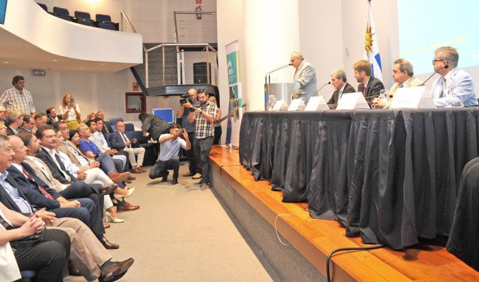 Autoridades nacionales encabezadas por el presidente Luis Lacalle Pou junto a la mesa de oradores del acto