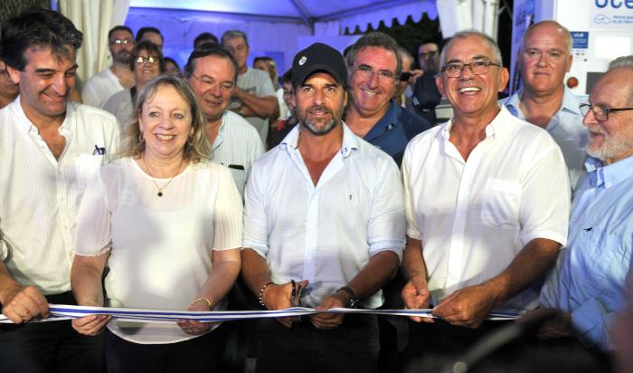 Presidente Luis Lacalle Pou junto a Silvia Emaldi y demás autoridades durante el corte de cinta