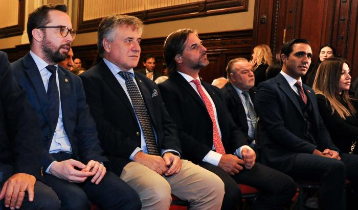 Presidente Luis Lacalle Pou junto a autoridades del Ejecutivo durante el acto