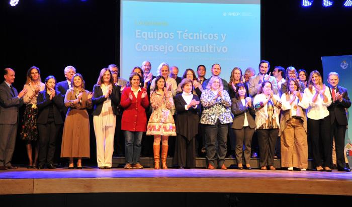 Autoridades de ANEP en foto familiar durante el acto