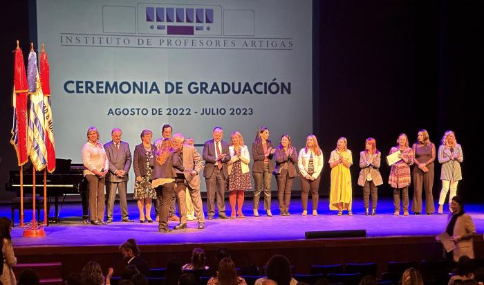 Foto del escenario mientras que autoridades hacen entrega de los diplomas