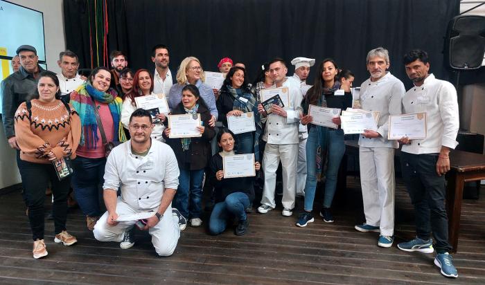 Foto grupal de autoridades y participantes del curso Foto grupal de autoridades y participantes del curso