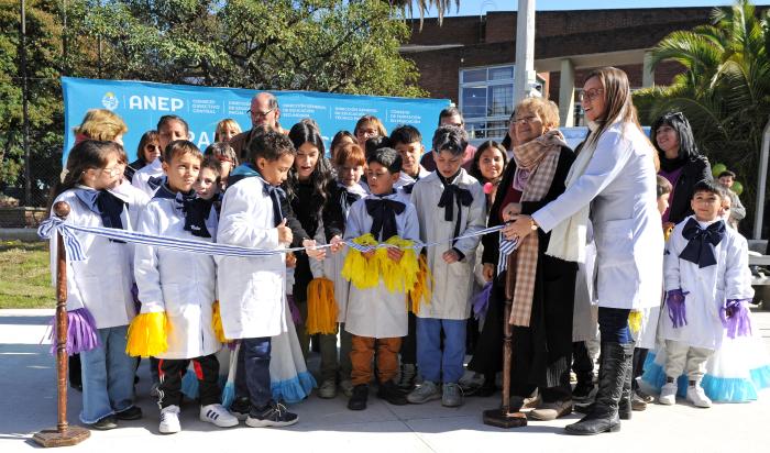 Inauguración de escuela en Montevideo