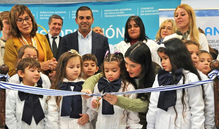 Inauguración en jardín de infantes n.°128 de Melo