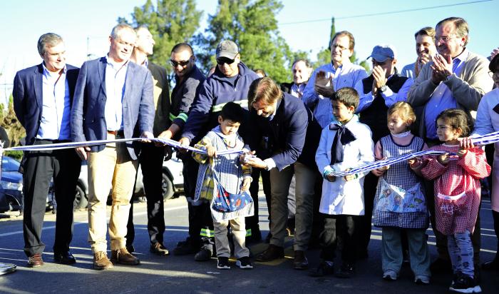 Lacalle Pou corta cinta de obras en ruta n.° 6