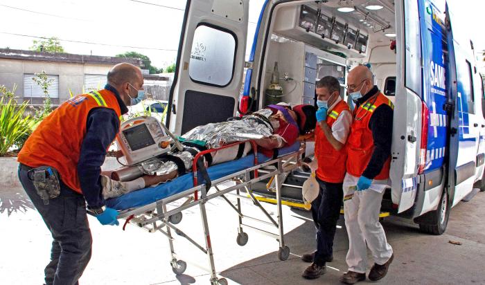 Simulacro de herido llegando en ambulancia al centro de salud