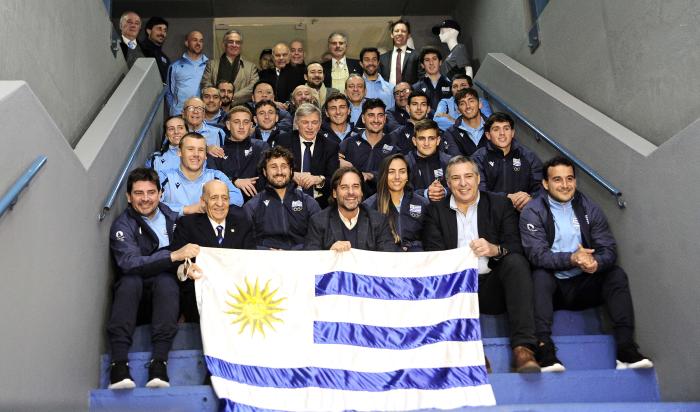 Presidente Luis Lacalle Pou junto a los integrantes de la delegación nacional