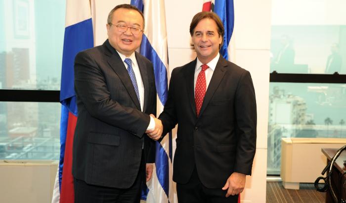 Lacalle Pou con autoridad china