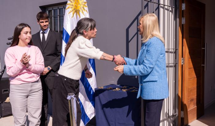 Argimón entregando viviendas