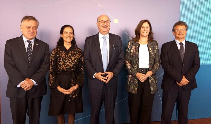 Autoridades nacionales e internacionales posan para una foto