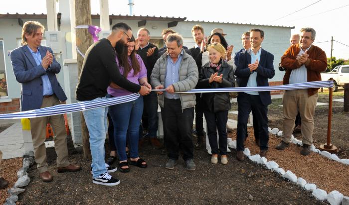 Corte de cinta para dejar inauguradas las viviendas