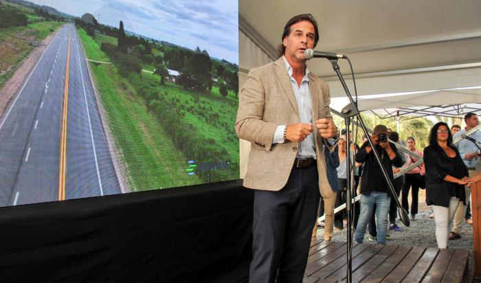 Presidente Luis Lacalle Pou durante su oratoria en el acto de inauguración de obras en ruta 11