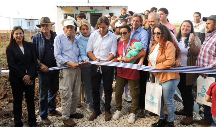 Presidente corta cinta en entrega de viviendas