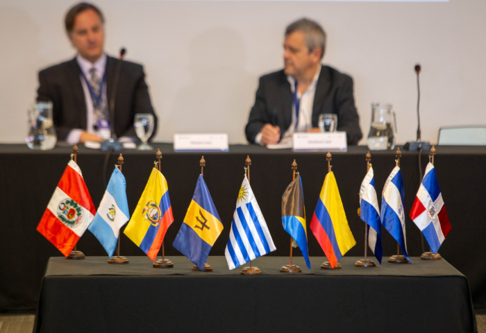 Encuentro internacional de Centros de Gobierno se desarrolla en Uruguay Banderas de países de América Latina y el Caribe. En el fondo, el director de Amepp, Gustavo Leal