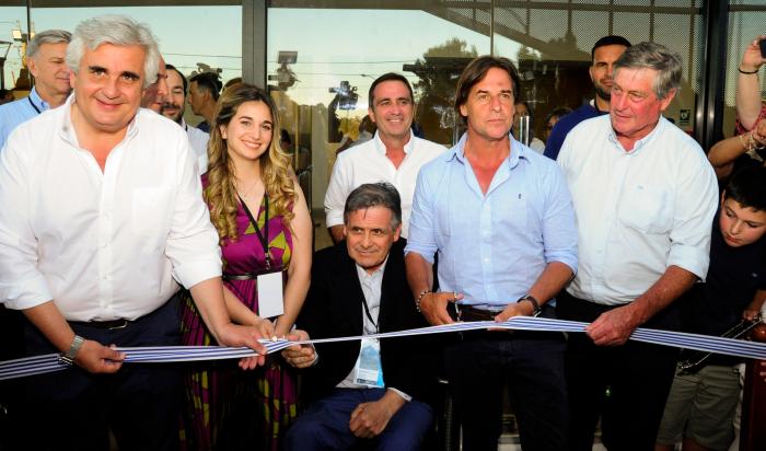 Lacalle Pou en corte de cinta