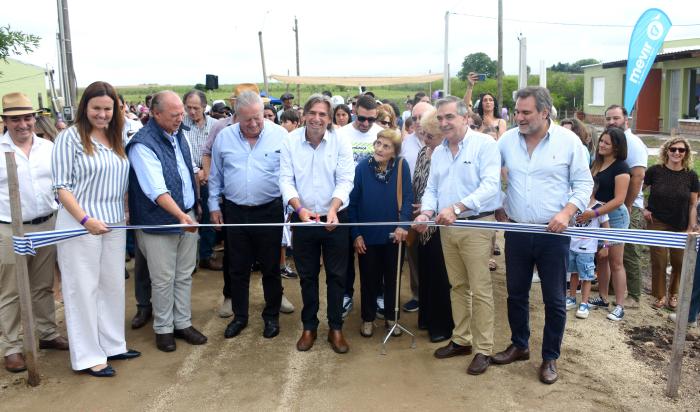Autoridades y lugareños durante el corte de cinta