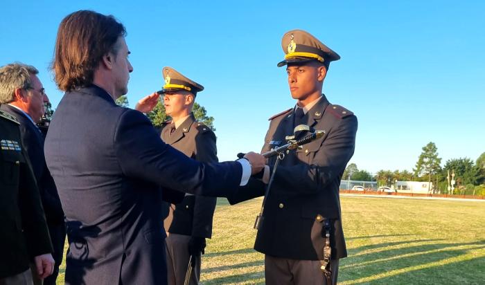 Lacalle Pou con alférez