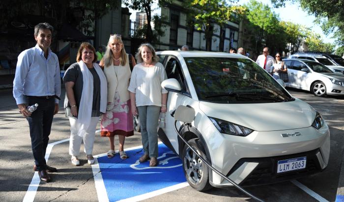 Emaldi inaugura punto de carga en Nueva Helvecia