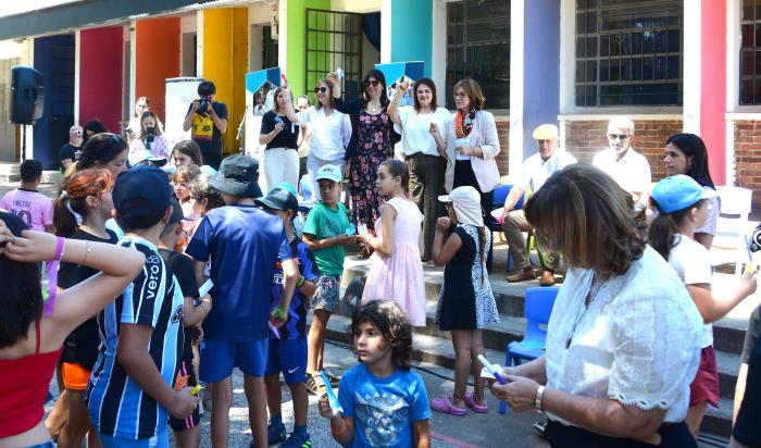 Niños jugando junto a autoridades de Primaria 