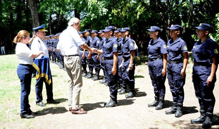 Ministro interino de Interior, Pablo Abdala saluda a los efectivos policiales formados