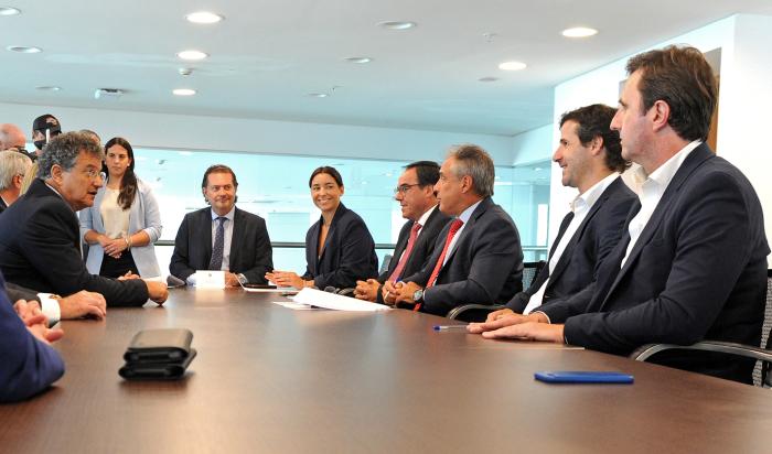 Autoridades del Ejecutivo y del consorcio durante la firma del contrato 