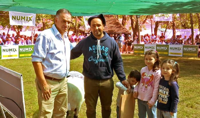 Orsi con productor rural premiado y su familia