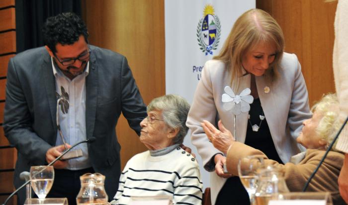 Alejandro Sánchez y Carolina Cosse saludan a madres de desaparecidos