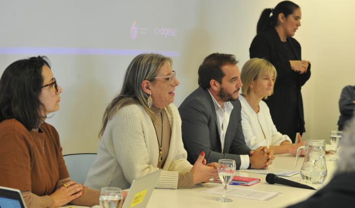Autoridades en sesión de Mesa de Diálogo Gobierno Abierto