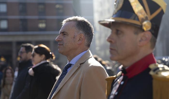 Presidente Yamandú Orsi frente al monumento a José Artigas, en plaza Independencia
