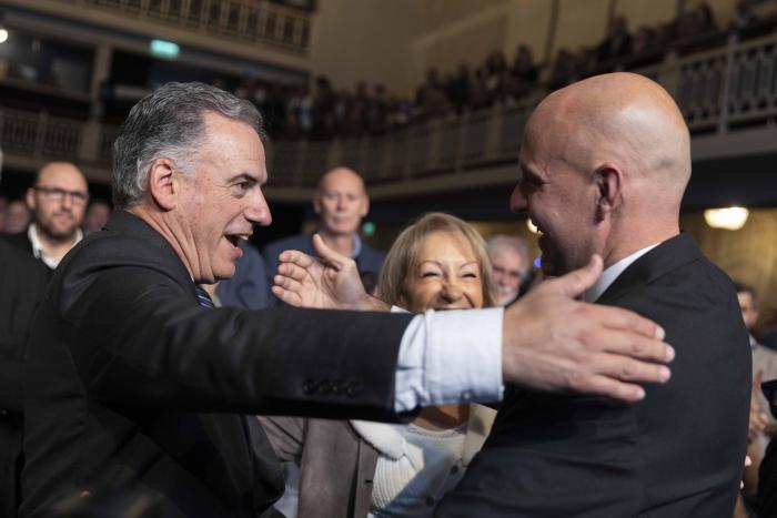 Presidente Yamandú Orsi saludando a Francisco Legnani