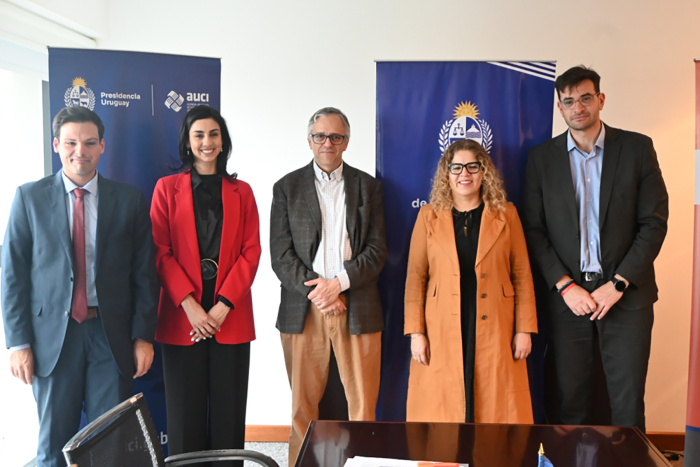 Representantes de OPP, AUCI, OEA, MA, UTEC parados en foto de familia