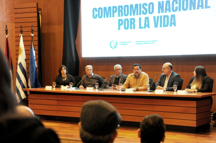 Mesa de autoridades encabezada por el secretario de Presidencia, Alejandro Sánchez, durante la presentación de la campaña