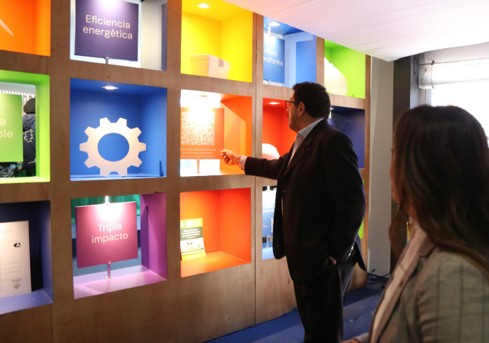Sánchez mirando paneles de exposición en el stand del MIEM en Expo Prado 2025