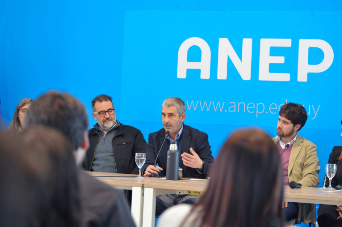 Mesa de autoridades encabezada por presidente de ANEP, Pablo Caggiani