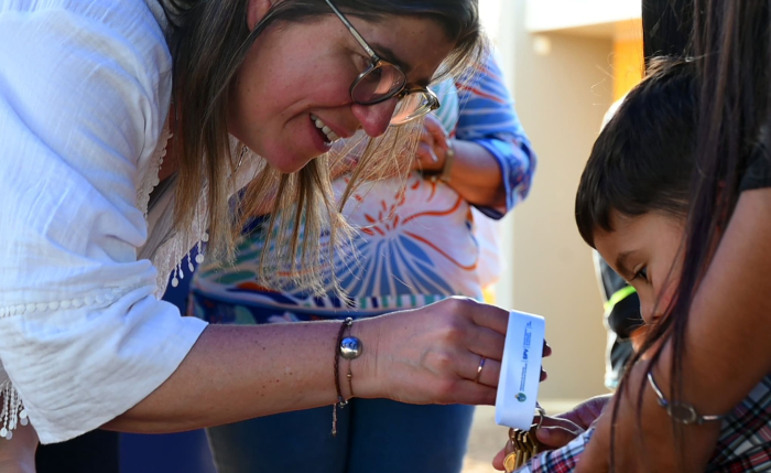 Tamara Paseyro entrega llaves a beneficiario de vivienda, en Tacuarembó. Archivo.