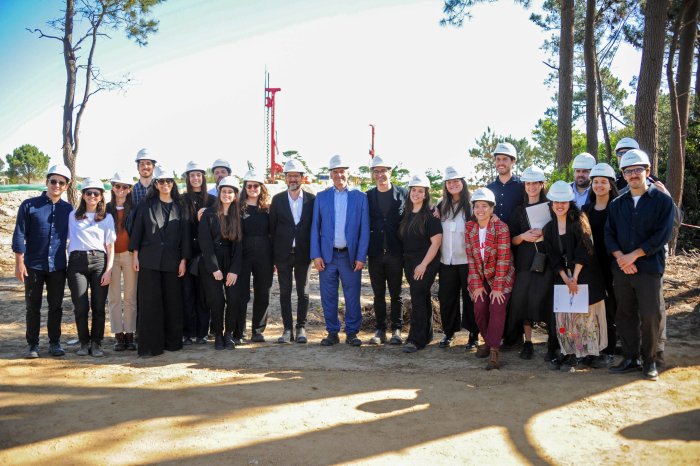 Presidente Orsi junto a arquitectos y constructores 